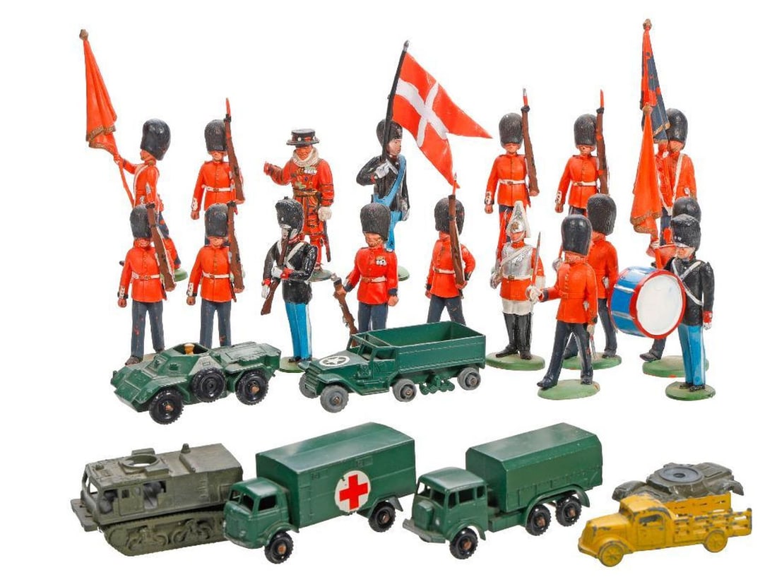 Lot of English Toy Soldiers and Army Tanks and Vehicles (1 of 1)