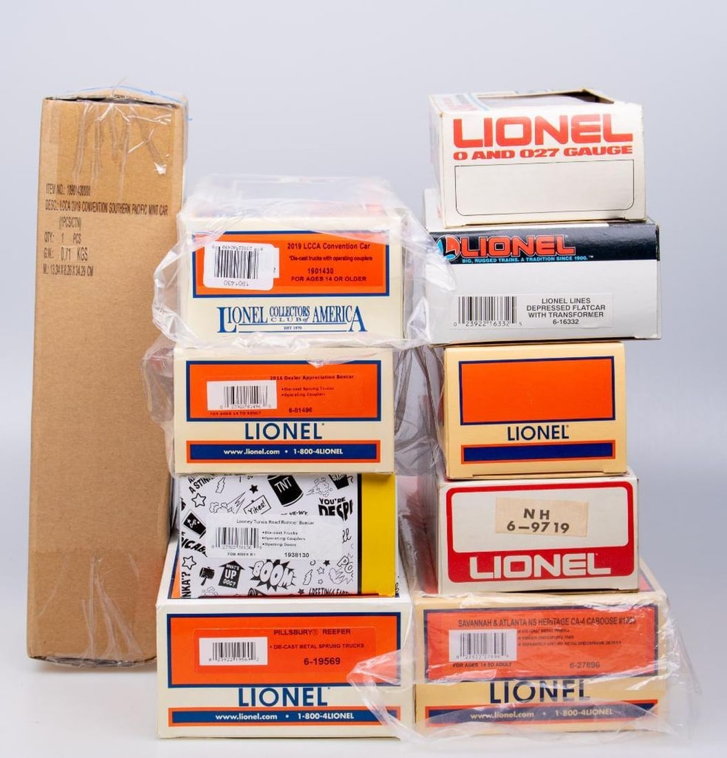 (9) Lionel O Gauge Modern Era Freight Cars - 2