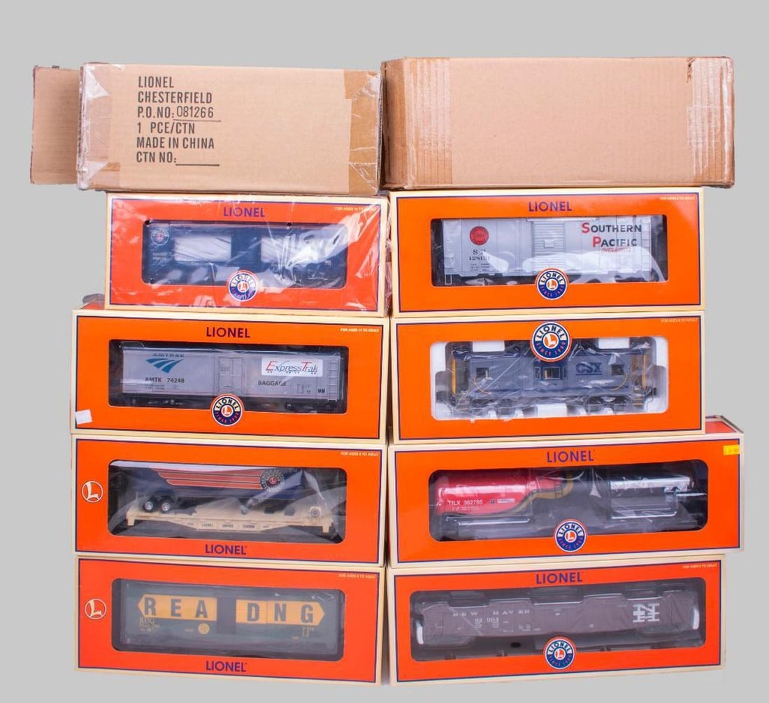(8) Lionel O Gauge Modern Era Freight Cars: (8) Lionel O Gauge Modern Era Freight Cars 6-17472 New Haven PS-5 Gondola with Covers 6-17632 CSX Bay Window Caboose 6-27243 Southern Pacific PS-1 Boxcar with corrugated shipping carton 6-27395
