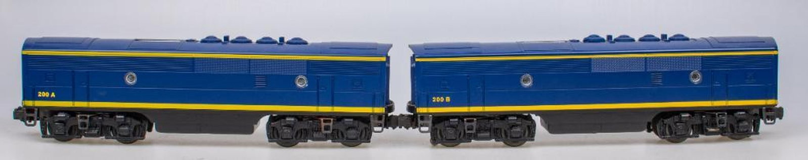 Lionel O Gauge Modern Era F-3 B Units. Blue/Yellow (1 of 3)