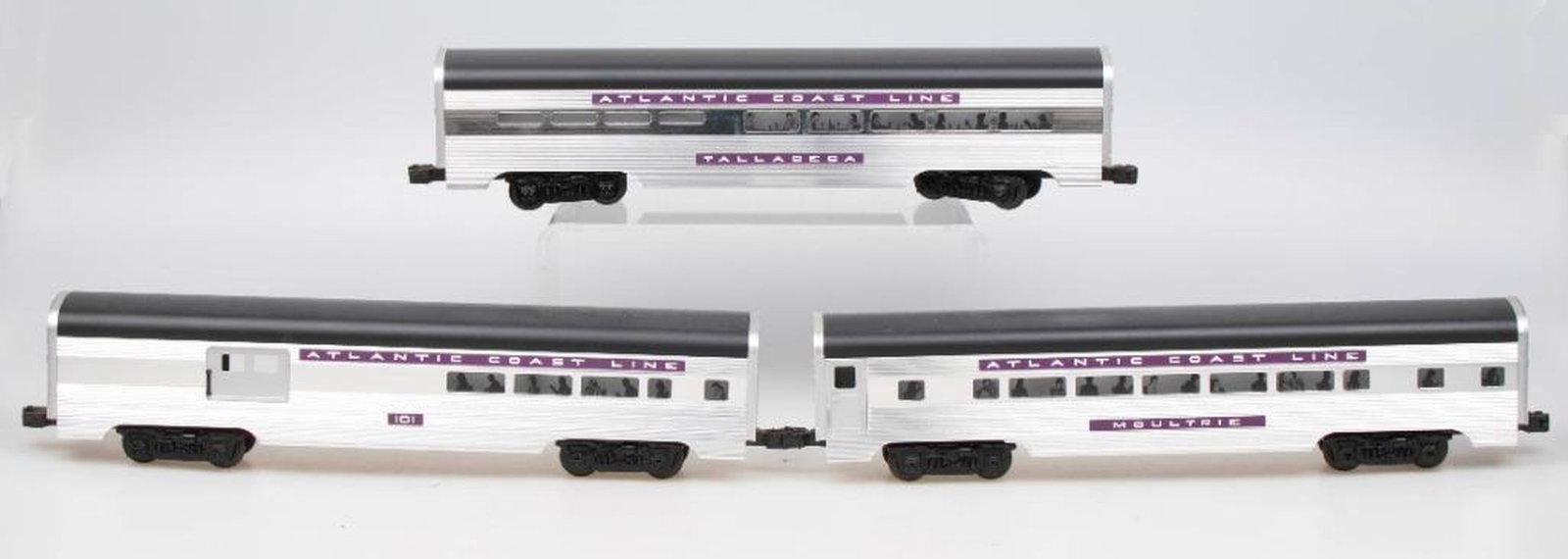(3) Lionel Streamline Aluminum O Gauge Atlantic Coast Line Passenger Cars (1 of 3)