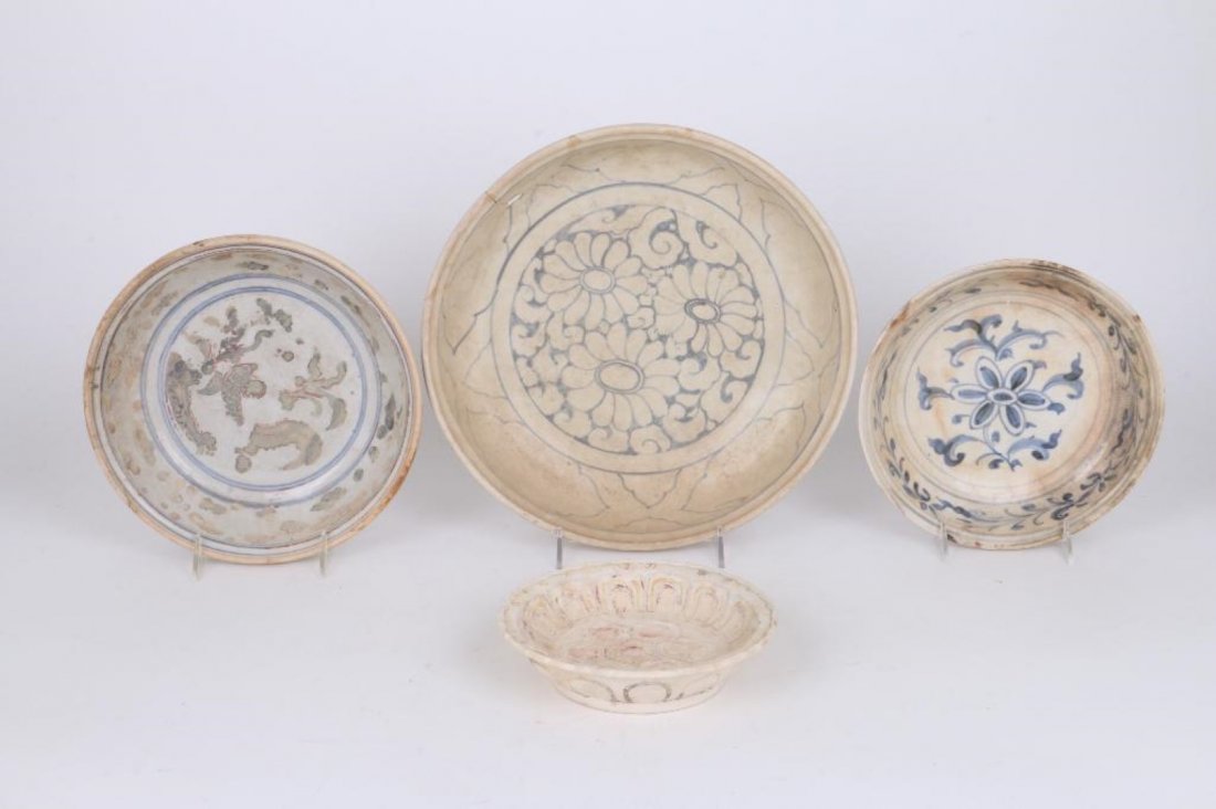 FOUR 15TH/16TH CENTURY ASIAN BLUE AND WHITE CERAMICS (1 of 8)