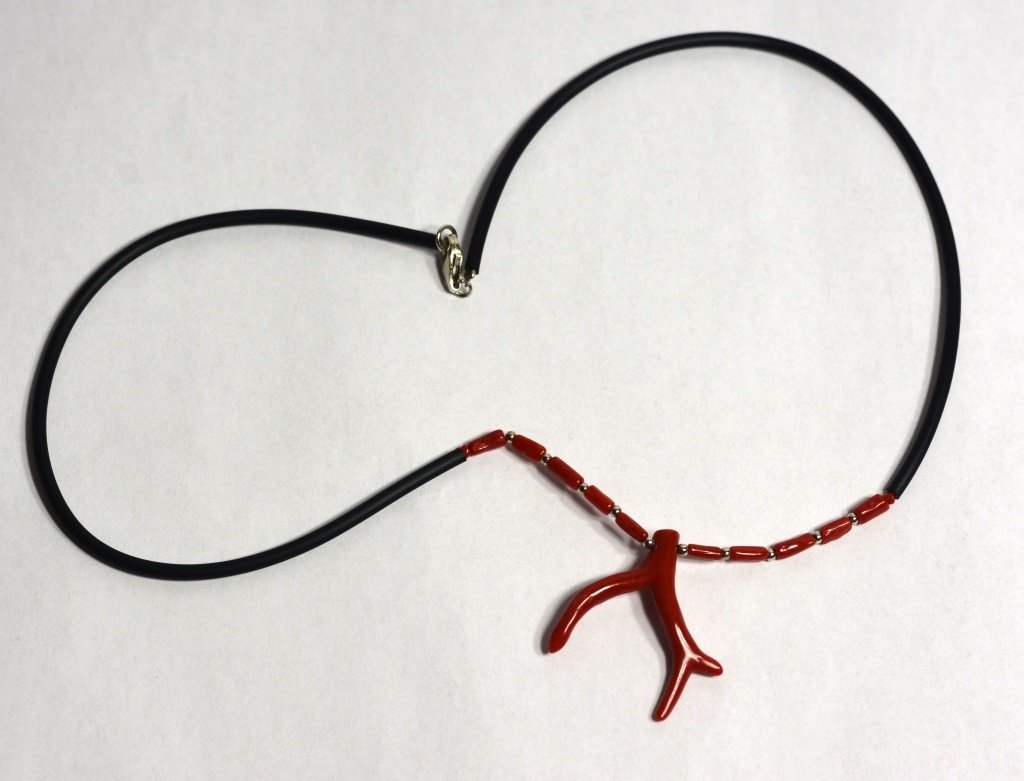 Natural Carol Branch Nacklace: Natural carol branch nacklace in the black string.