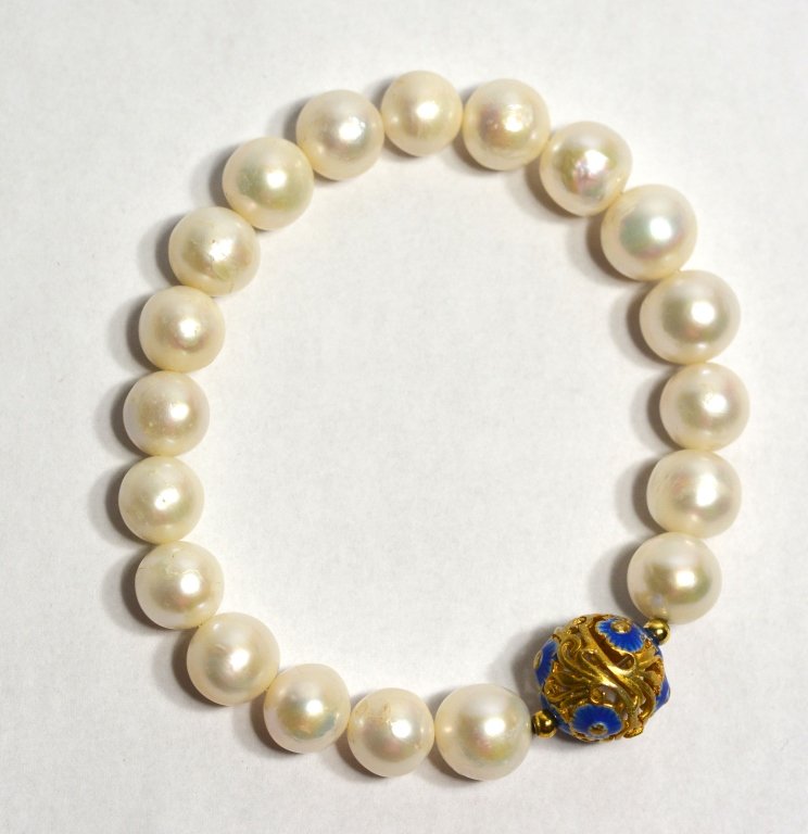 Natural White Pearl Bracelet: Ninteen natural beans white pearl bracelet.pearl size 8mm