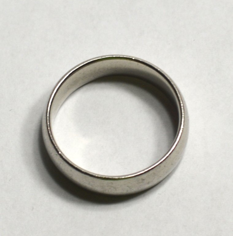 A Platinum White Gold Wedding Band: A platinum white good wedding band. ring size 8