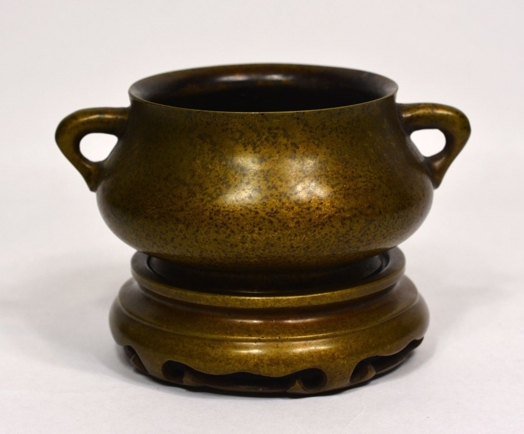 Chinese Bronze Censer W Handle: Chinese bronze censer with handle & bronze stand..chinese charater mark in the bottom. size:6' x 4' inch.