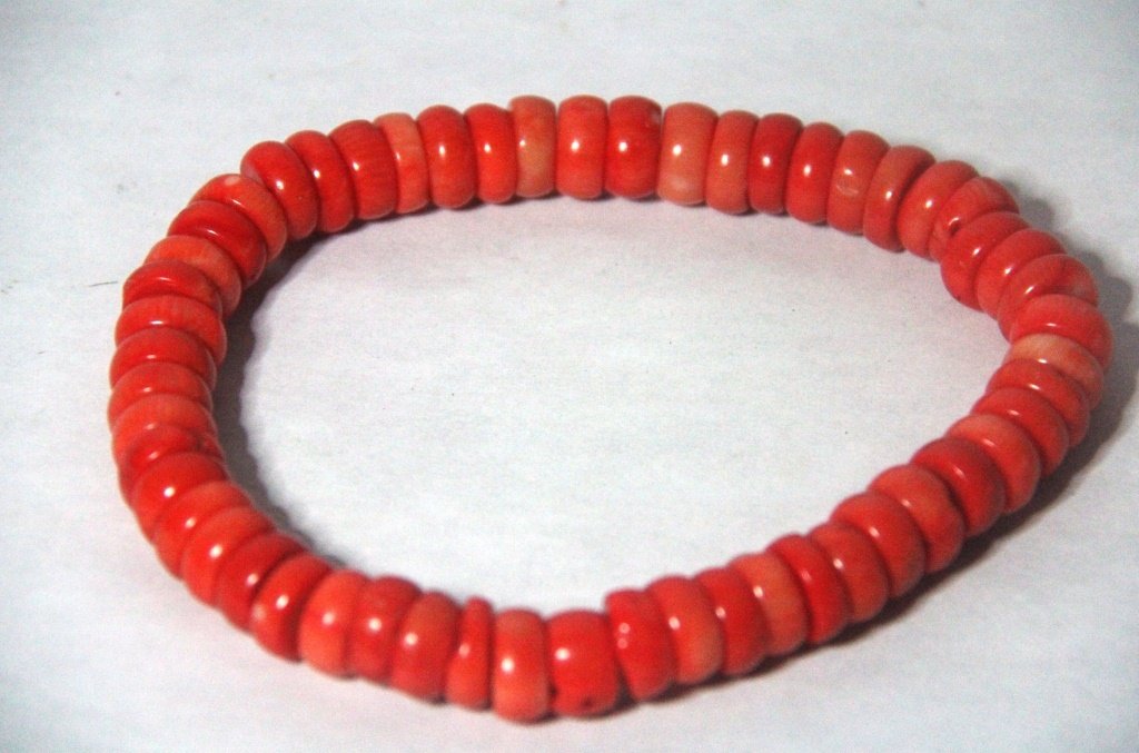 Natural Color Coral Bracelet: Fifty-four benas Natural Color Coral Bracelet.