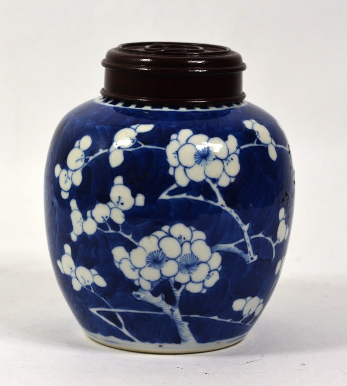 Chinese Blue & White Procelain Jar W Lided: Chinese Blue & White Procelain Jar W wooded Lided. size:H 5 3/4' W 5" inch.