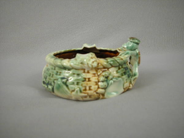 Majolica Figural Ashtray: Figural ashtray in the form of a basket with shells and turtle, age unknown