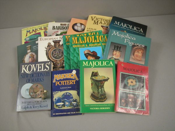 Lot of 14 majolica reference books - Karmason-Stack: Lot of 14 majolica reference books - Karmason-Stacke; Marks; Kovel; Schneider; Bergesen; Botter; Karsnitz; Bockol; Murray; Cunningham and others