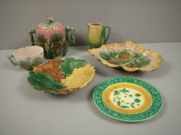 ETRUSCAN lot of majolica - shell and seaweed sugar: ETRUSCAN lot of majolica - shell and seaweed sugar, corn creamer, begonia leaf, oak leaf bowl, shell and seaweed cup and a non Etruscan majolica plate, various condition