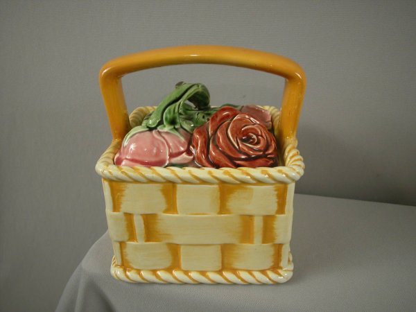 Sarreguemines majolica handled basket with lid of : Sarreguemines majolica handled basket with lid of roses, nice detail, 7 1/4"h