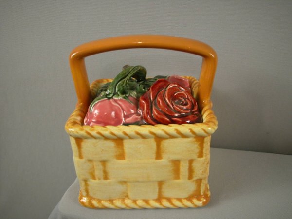 Sarreguemines majolica handled basket with lid of : Sarreguemines majolica handled basket with lid of roses, nice detail, 7 1/4"h