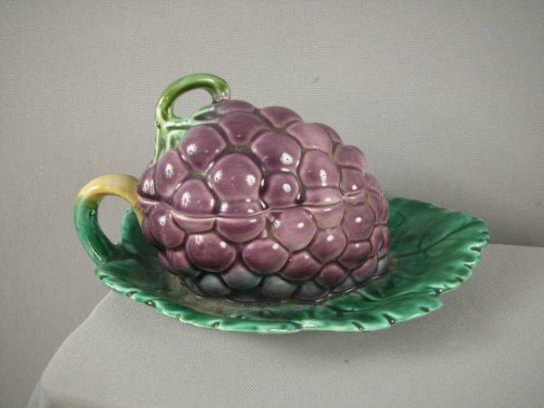 Sarreguemines covered tureen in the form of a bunc: Sarreguemines covered tureen in the form of a bunch of grapes on green leaf, 10"