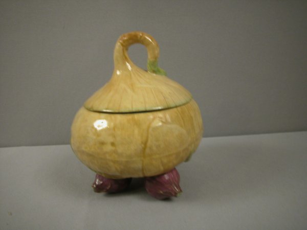 MINTON extremelry rare covered onion pot with bulb: MINTON extremelry rare covered onion pot with bulb feet, very rare form, 5 1/2"h, minor rim nick to lid