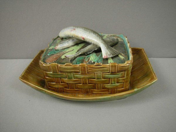 GEORGE JONES crate on boat sardine box with three: GEORGE JONES crate on boat sardine box with three overlapping fish on bed of seaweed on cover, professional repair to lid and rim of base, 9"l