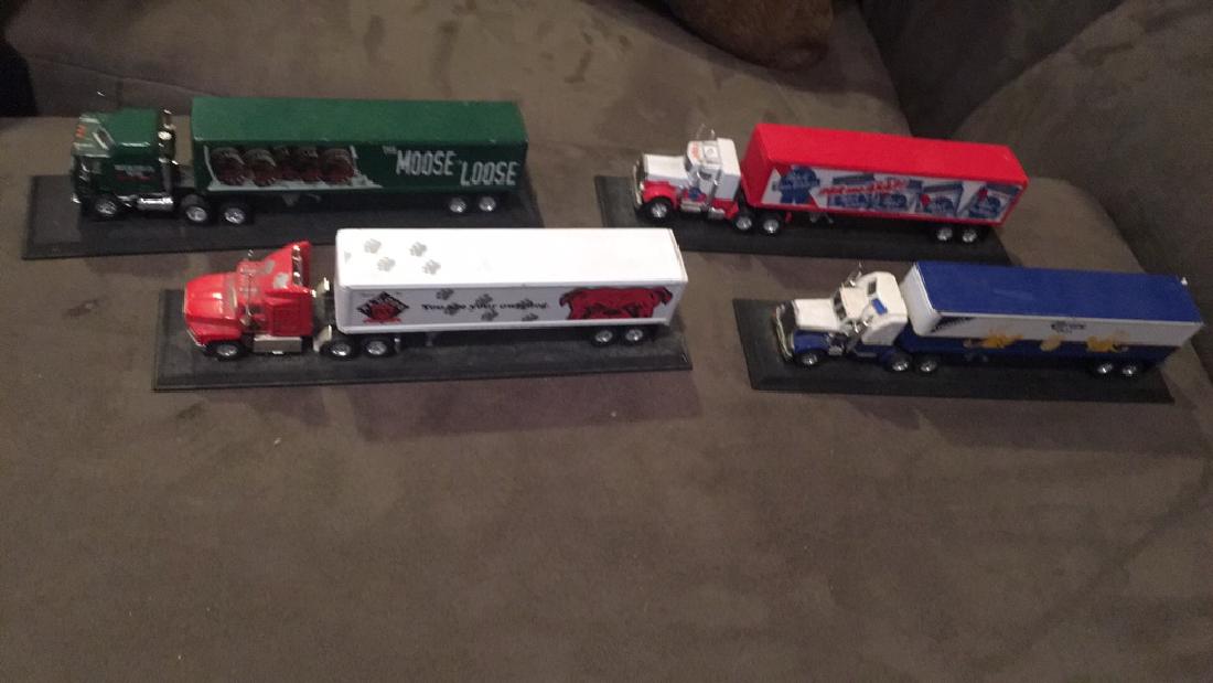 Lot of 418 wheeler trucks the Moose is loose red: Lot of 418 wheeler trucks the Moose is loose red