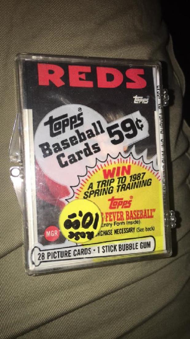 1985 Topps cello pack with Pete rose on top (1 of 2)
