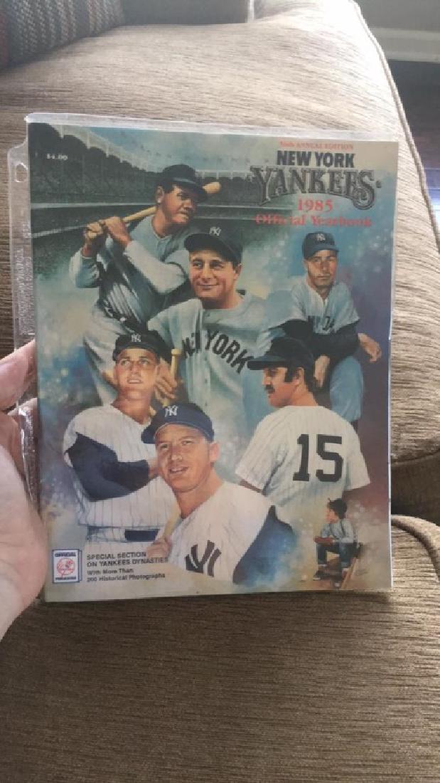 New York Yankees 1985 official yearbook nice: condition mantle Marist DiMaggio Garig Ruth Munson on cover