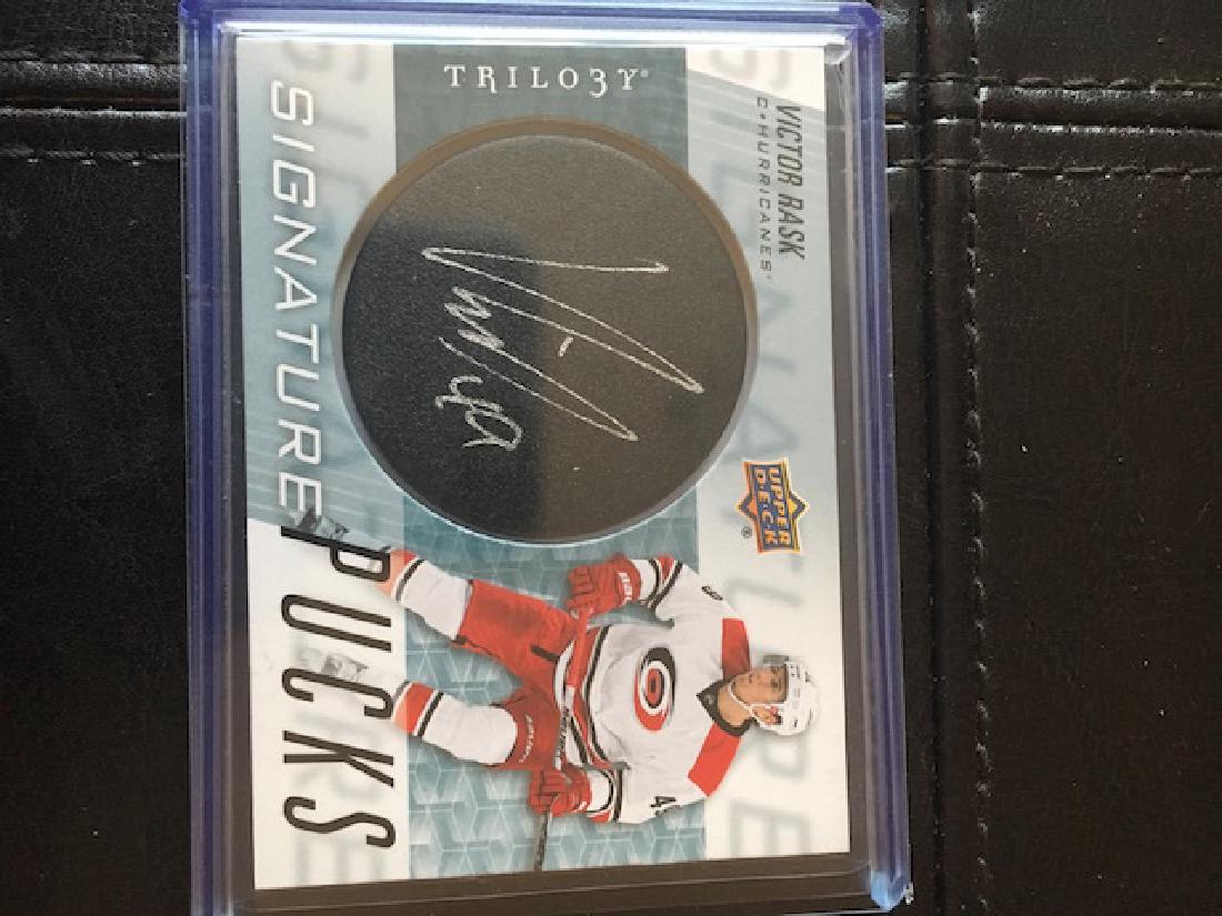 Victor Rask Upper Deck Autograph Puck insert card: Victor Rask Upper Deck Autograph Puck insert card