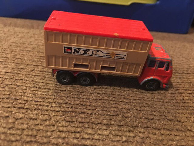 Matchbox Lesney 1973 Mercedes Container Truck (1 of 2)