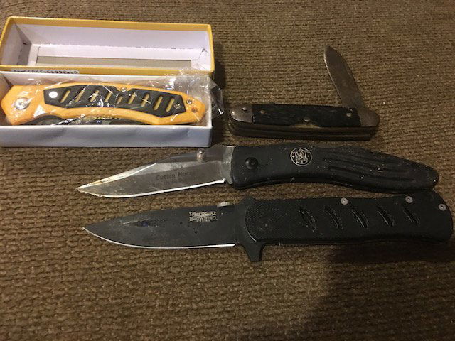 lot of 4 Pocket Knives 1 is a Spring Assist and 1 in a (1 of 4)