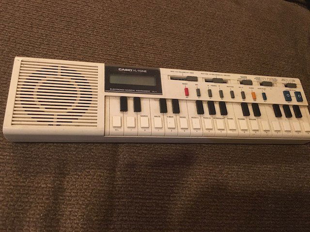 VINTAGE CASIO VL-TONE PORTABLE MINI KEYBOARD VL-1 (1 of 4)