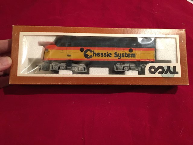 TYCO HO Scale Model Train Locomotive Engine Chessie (1 of 2)