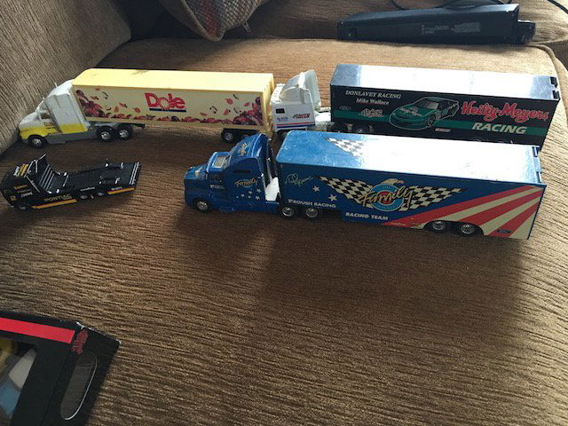 lot of 4 18 Wheel Truck Diecast trucks (1 of 3)