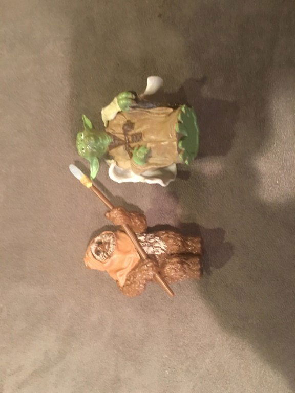 Lot of 2 Star Wars Figures Yoda and a Ewok (1 of 1)
