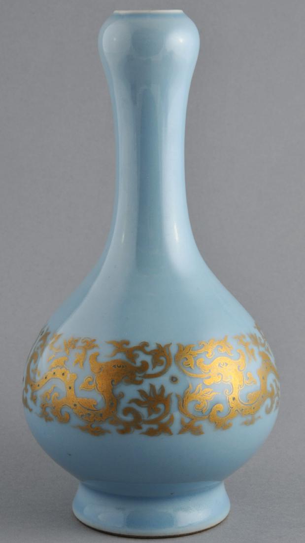 Porcelain vase. China. 19th century. Garlic mouth type. (1 of 7)