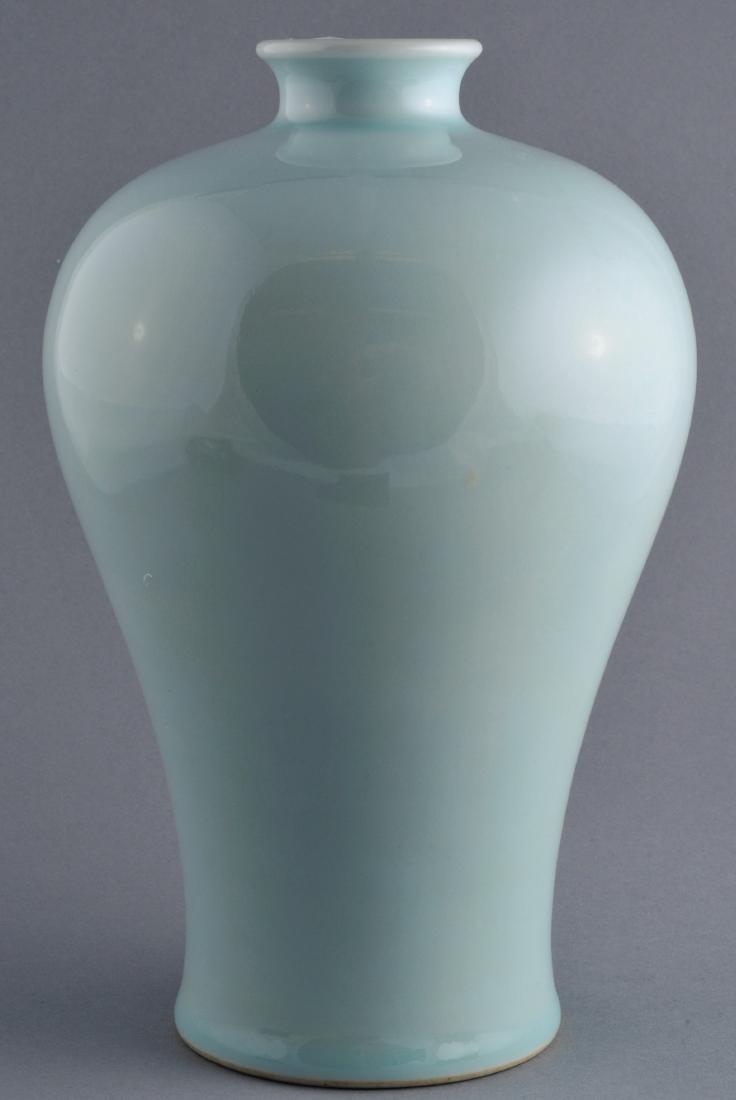 Porcelain vase. China. Early 20th century. Meiping (1 of 4)