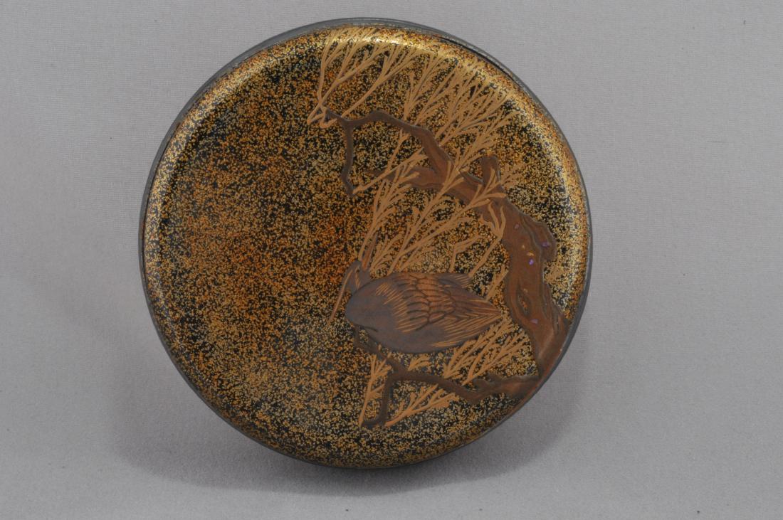 Incense box. Japan. 18th century. Gold lacquer (1 of 5)