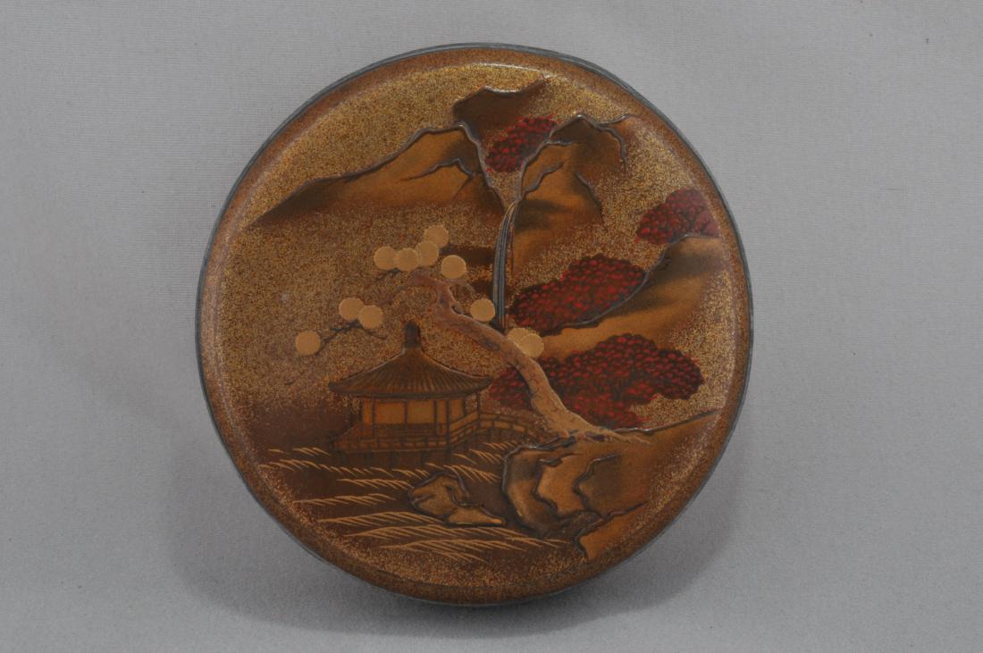 Incense box. Japan. 18th century. Gold lacquer with (1 of 5)