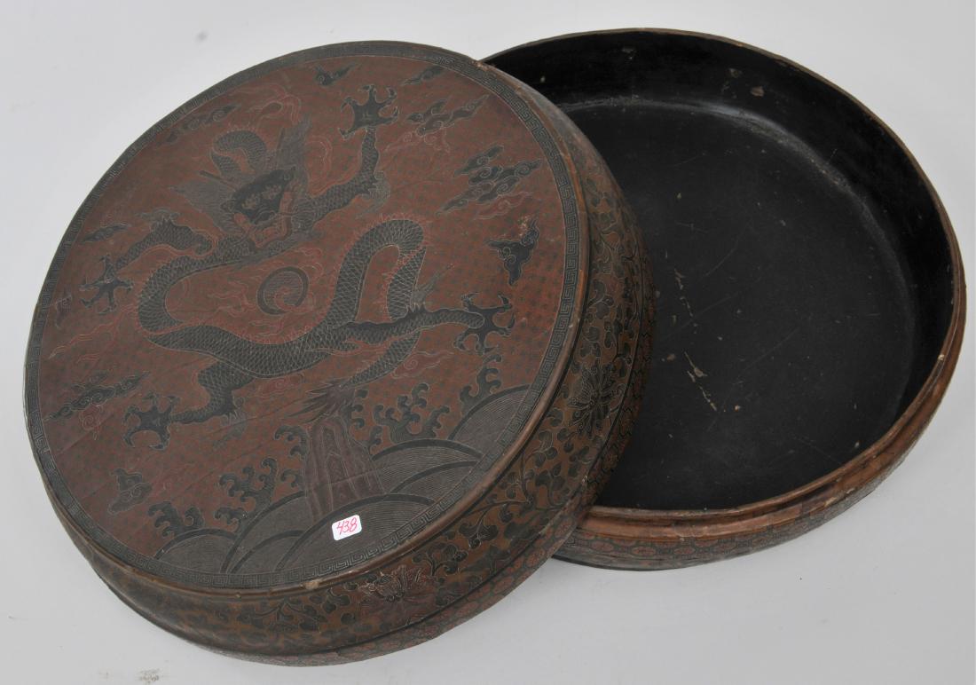 Lacquered box. China. 18th century. Round form. (1 of 7)