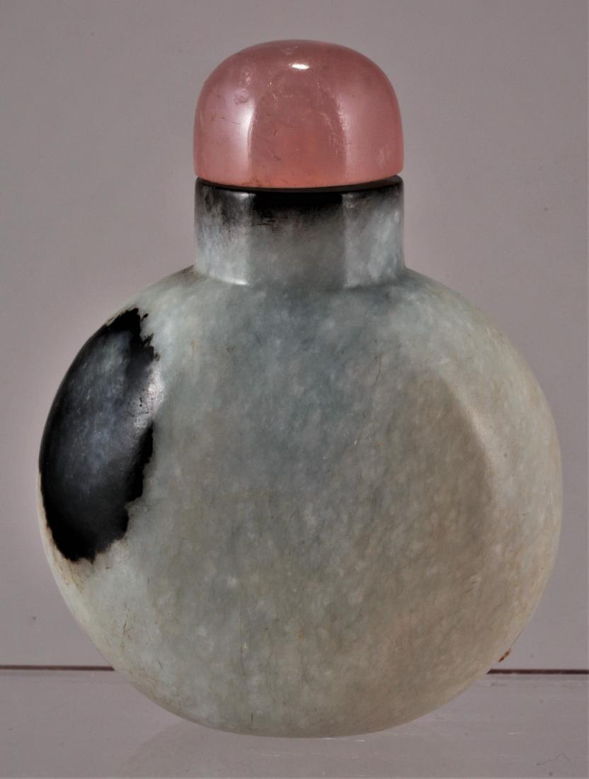 Jade snuff bottle. China. 18th century. Black and white (1 of 4)