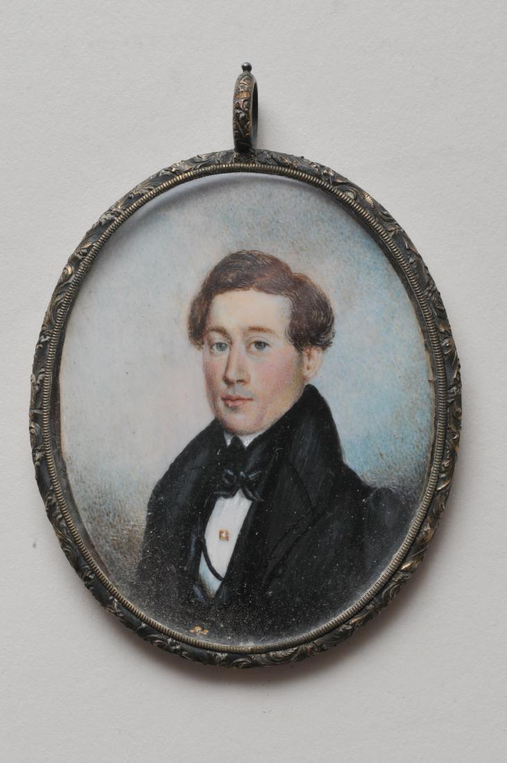 Early 19th century American miniature portrait of a: Early 19th century American miniature portrait of a gentleman in a black suit. Oval gold plated metal frame with a locket of hair on reverse. Painting size: 2-1/2" x 2".