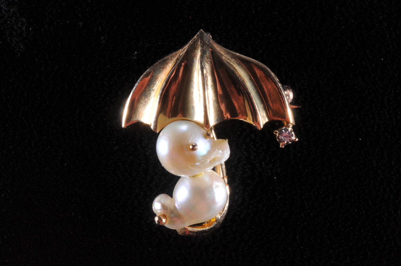 14k yellow gold, baroque pearl, and diamond brooch. In: 14k yellow gold, baroque pearl, and diamond brooch. In the form of a whimiscal duck under an umbrella. Overall size 28 x 23mm, hallmarked 14k, total weight of 5.0g.