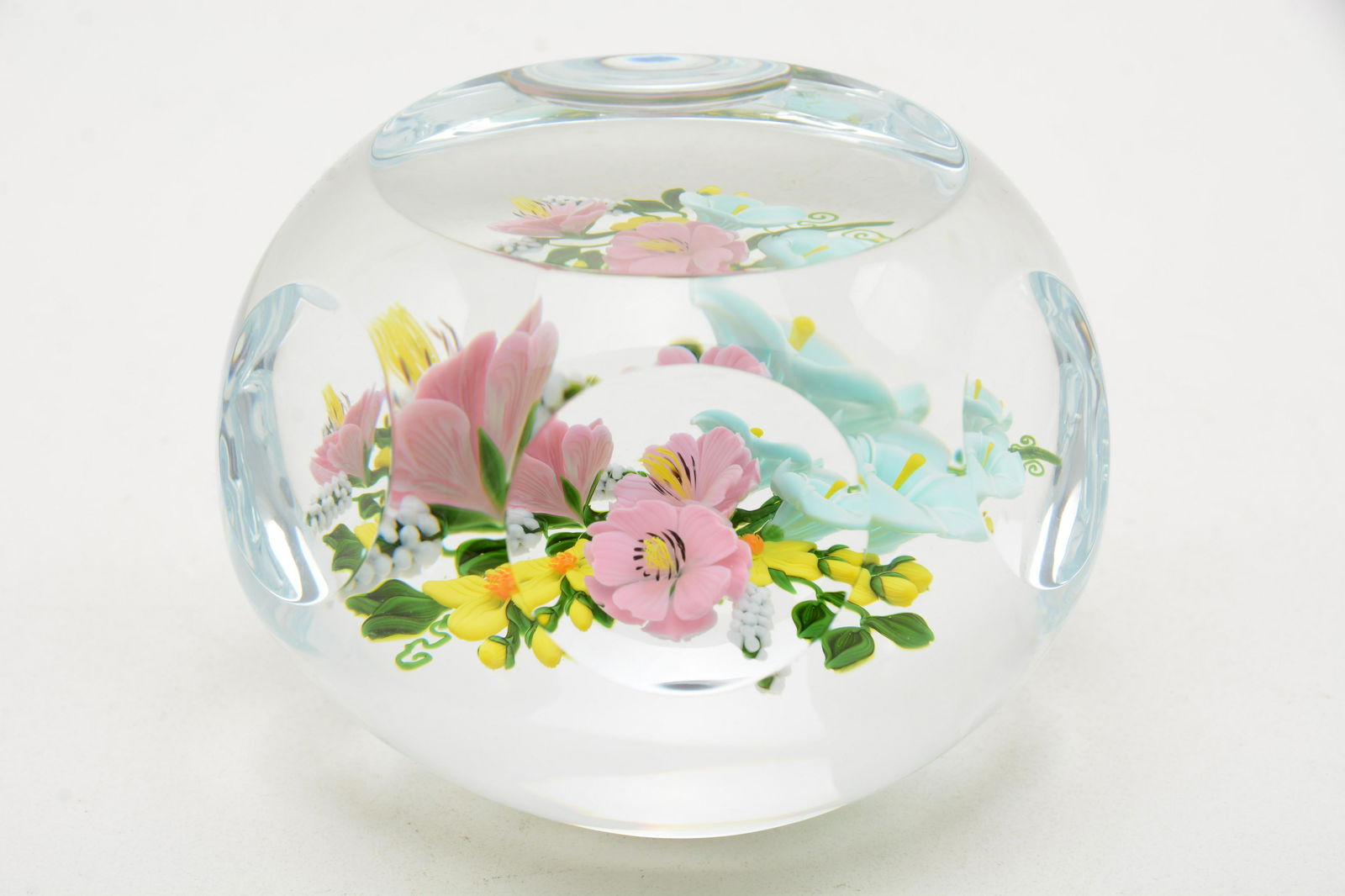 Victor Trabucco, 1985 Magnum Floral Glass Paperweight (1 of 10)