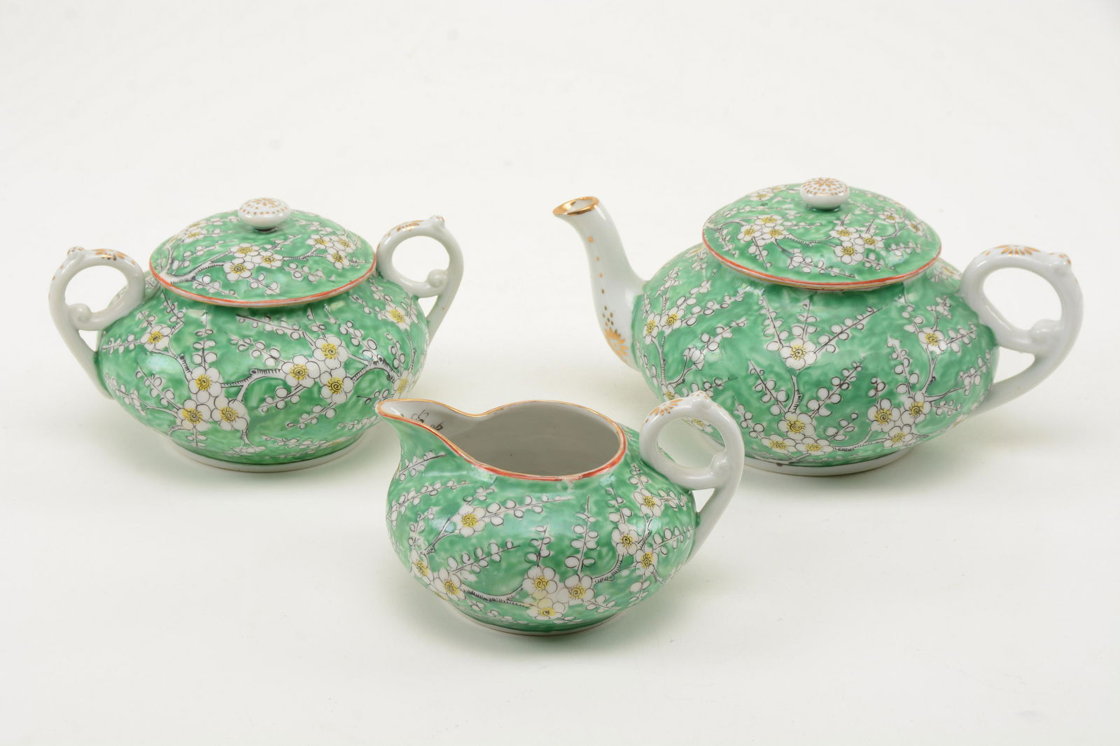 Chinese Export Famille Rose Tea Set. Three-piece set (1 of 6)