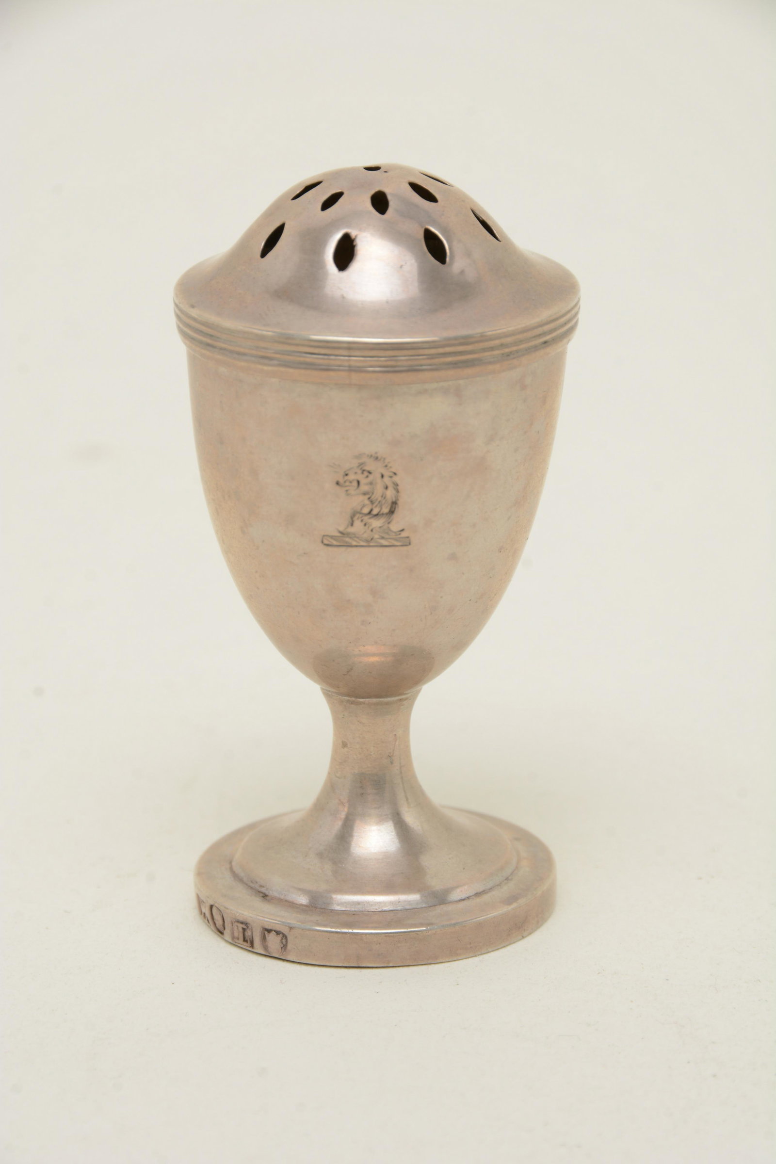 Linchong Chinese export silver caster, Canton. Western: Linchong Chinese export silver caster, Canton. Western form. Lid pulls off. Marked on the outside edge of the base: L in a rectangle, plus three pseudo hallmarks. Height 3-1/4". Weight 2 troy ounces. 