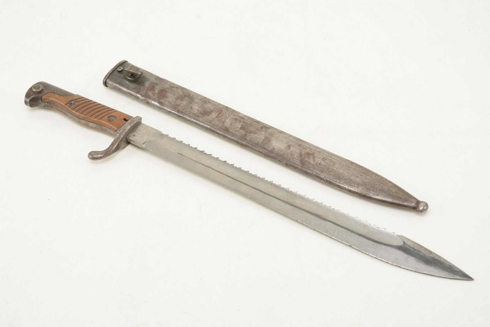 World War I German sawtooth bayonet and scabbard, mark,: World War I German sawtooth bayonet and scabbard, mark, Weyersberg Kirschbaum & Cie Solingen. With scabbard length 20.5in.