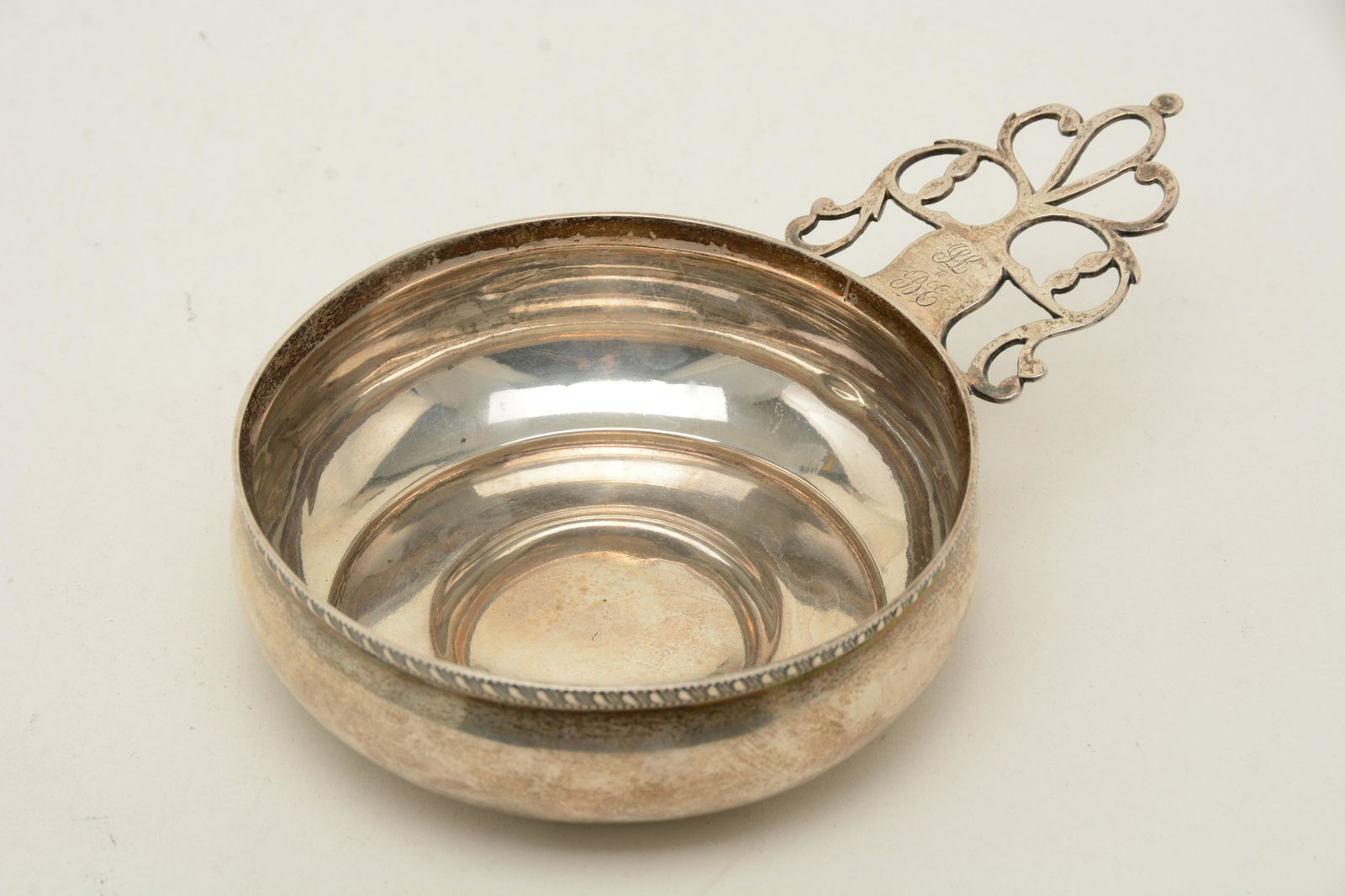 Early 19th Century American Colonial silver porringer. (1 of 8)