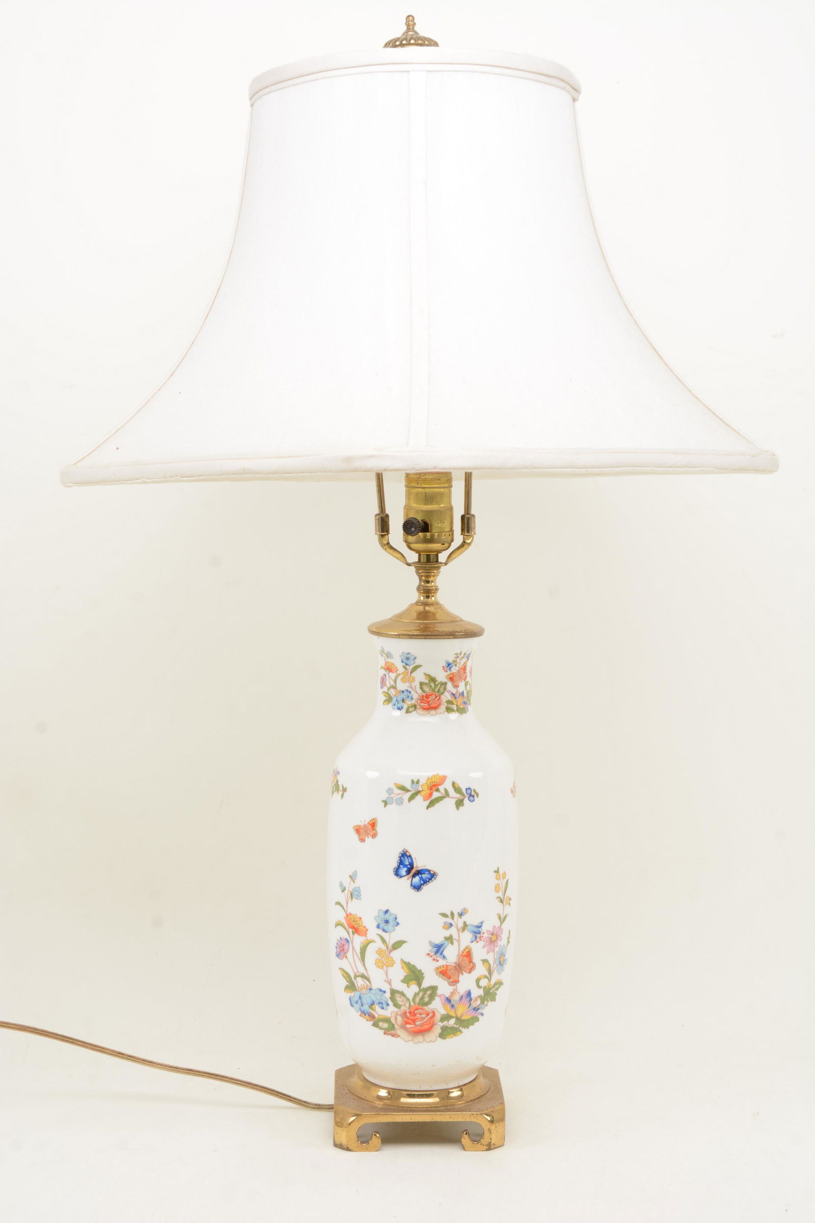 Herend table lamp with bird and butterfly decorations. (1 of 7)