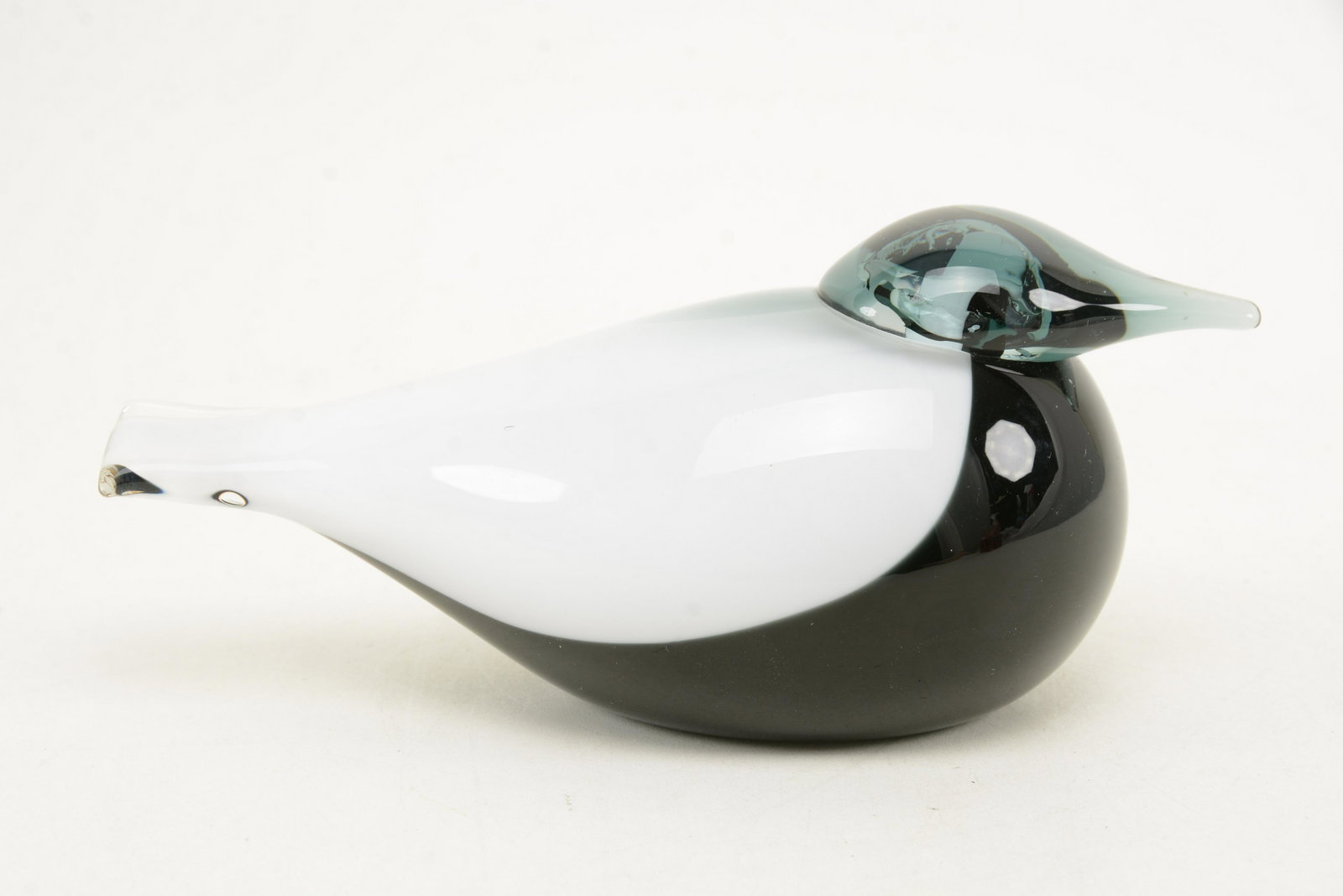 Oiva Toikka Finnish art glass bird sculpture. Iittala: Oiva Toikka Finnish art glass bird sculpture. Iittala Finland tag to underside along with etched signature. 8.5in length.
