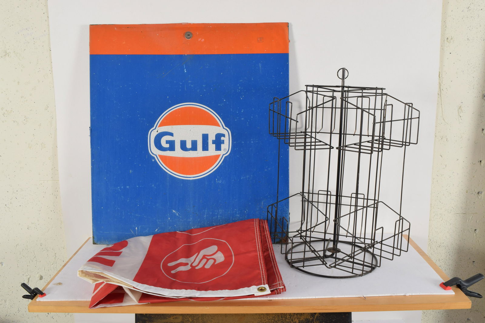 Gulf metal advertising sign with Kendall motor oil (1 of 8)