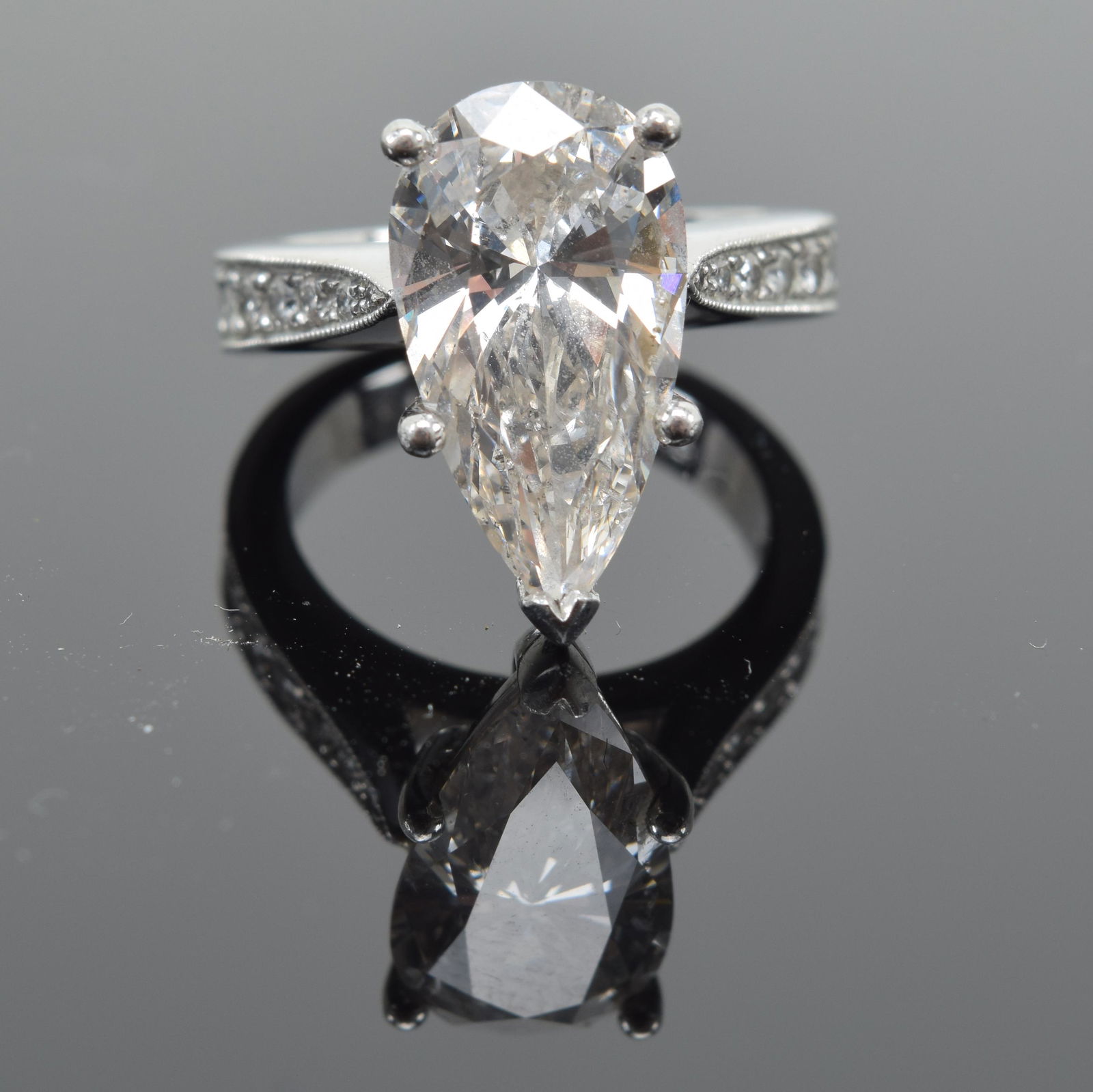 Ladies 4.05CT solitaire pear cut diamond platinum ring. (1 of 10)