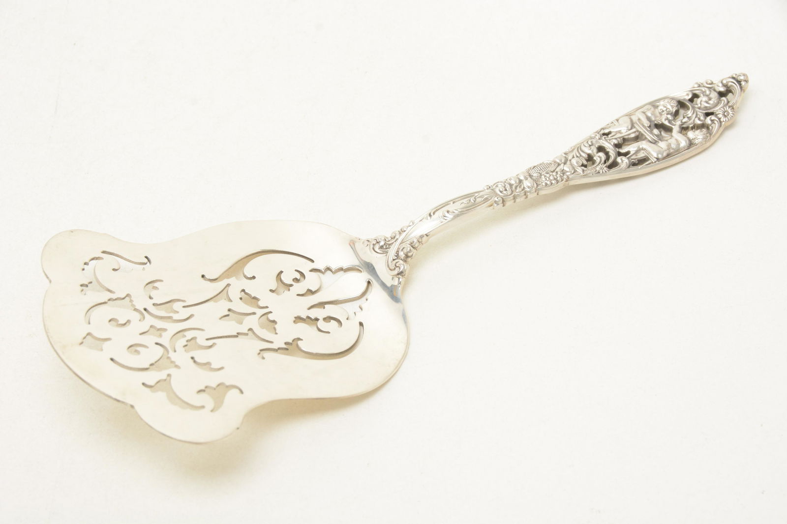 Reed & Barton sterling silver cupid pattern asparagus (1 of 7)