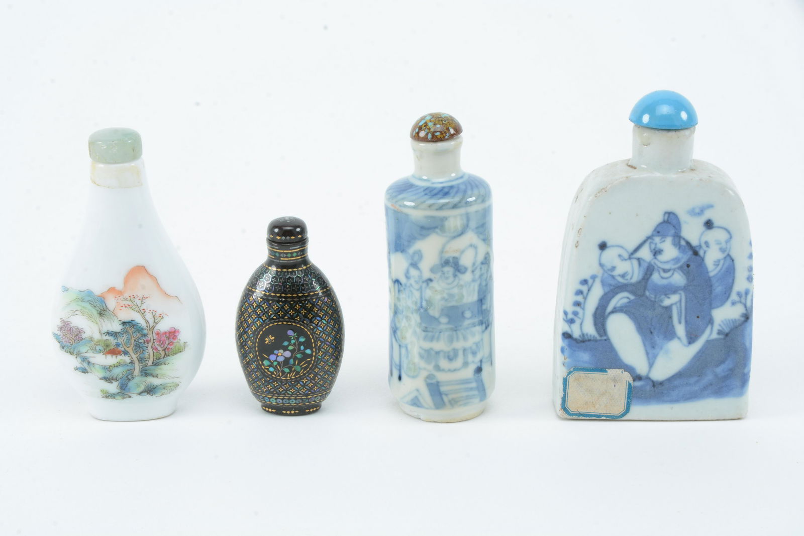 Lot of 4 snuff bottles. China. Early 20th century. 3 (1 of 10)