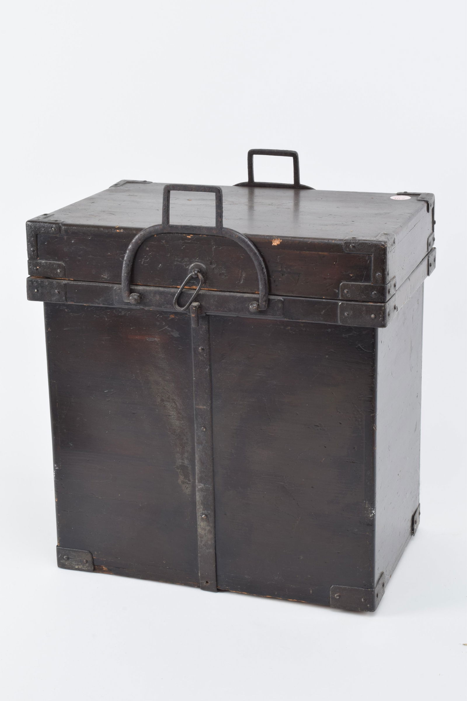 Travelling case. Japan. 19th century. Lacquered wood (1 of 9)